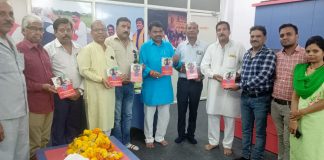 राठौर समाज की ”हमारे गौरव 2022” पुस्तक का विमोचन श्री मुकेश टटवाल महापौर द्वारा