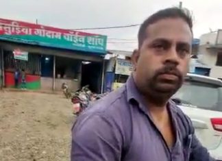 नकली पुलिस बनकर फर्जीवाड़ा करते नजर आए