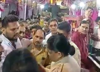 रात 1:30 बजे गरबे का आयोजन रुकवाने पहुंची थाना प्रभारी को लाइन अटैच करने की धमकी।