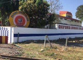 ऑक्सफोर्ड जूनियर कॉलेज में बच्चों के भविष्य के साथ खिलवाड़.