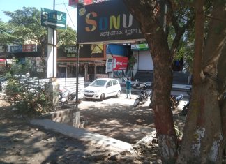 रेस्टोरेंट के बाहर हत्यारे कांच से संचालक बेखबर