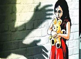 नवजात की कहानी में खुलासा: झाड़ियों में मिली बच्ची के पीछे की सच्चाई