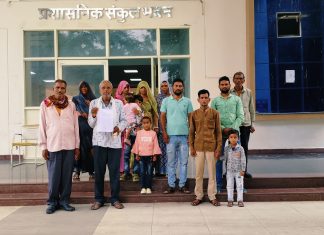चार पीढ़ियों से जमीन पर खेती कर रहे किसान परिवार की जमीन को भूमाफिया ने बेचा ट्रैक्टर से रौंद कर फसल को नष्ट कर कब्जा करने का किया प्रयास