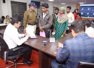 कलेक्टर ने जनसुनवाई करते हुए संबंधित अधिकारियों को