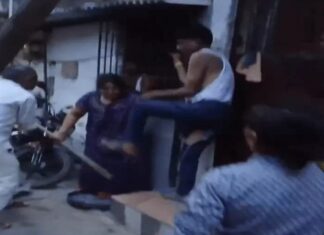 इंदौर में पुलिस की पिटाई का वीडियो वायरल, एसआई को घर में घुसने के आरोप में भीड़ ने पीटा