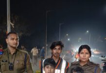 महाकाल की नगरी में खाकी का अनूठा प्रयोग, जीरो पॉइंट ब्रिज पर नन्हे मददगारों के साथ देवास गेट पुलिस ने सिखाया सुरक्षा का पाठ