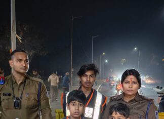 महाकाल की नगरी में खाकी का अनूठा प्रयोग, जीरो पॉइंट ब्रिज पर नन्हे मददगारों के साथ देवास गेट पुलिस ने सिखाया सुरक्षा का पाठ