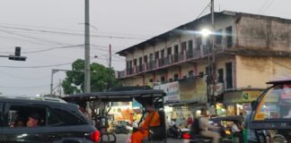 देवासगेट बस स्टैंड पर मौत का जाल,नगर निगम की 50 साल पुरानी इमारत बनी खूनी मंजर की आहट कभी भी हो सकता है बड़ा हादसा