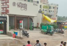અતિ ઝડપી સફરનો વાદો કરીને મુસાફરોને કચરાની જેમ બસમાં ઠાંસી રહ્યા છે, અસહ્ય ગરમીમાં તરફડી રહ્યા છે મુસાફરો અને એસી ઓફિસમાં મોજ માણી રહ્યા છે સંચાલકો
